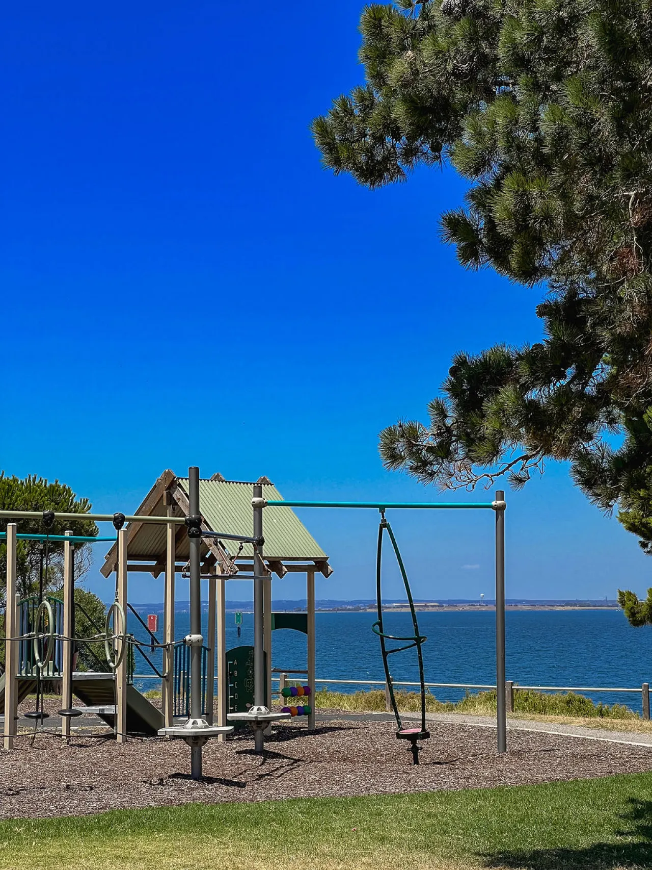 Beachside Getaway Bay Views North Shore VIC Sleeps 12 Free Wifi 14