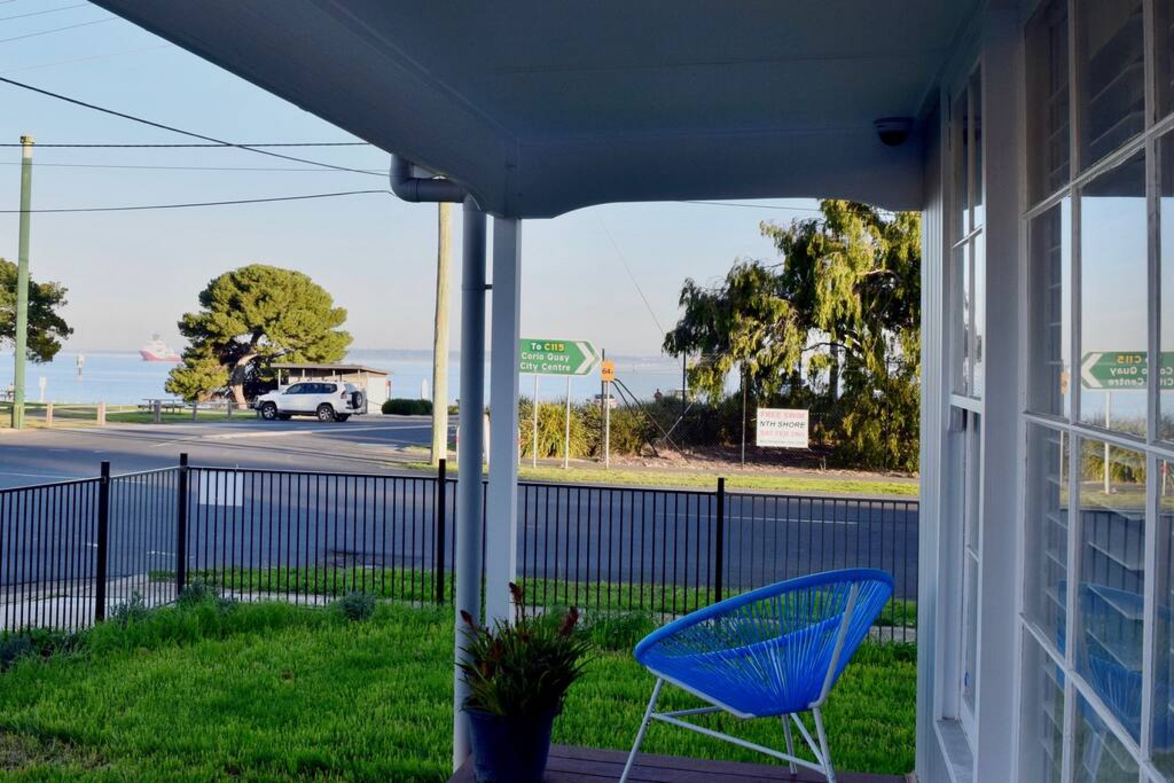 Beachside Getaway Bay Views North Shore VIC Sleeps 12 Free Wifi — photo 5