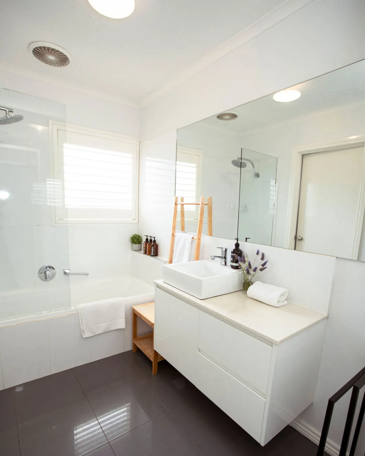 Beachside Getaway Bay Views North Shore VIC Sleeps 12 Free Wifi 7