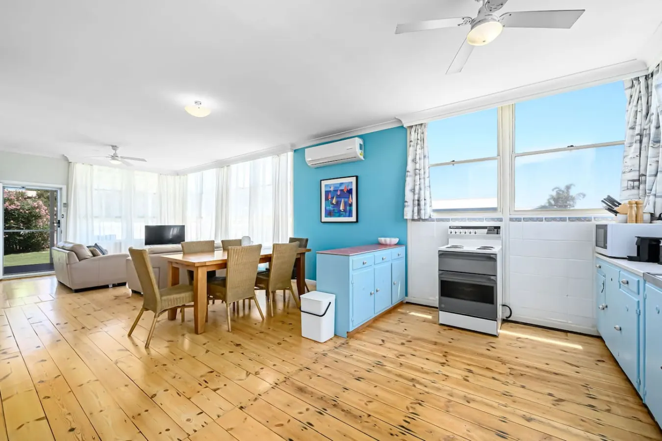 Lil Blue Surf Shack—A Playful Coastal Hideaway 9