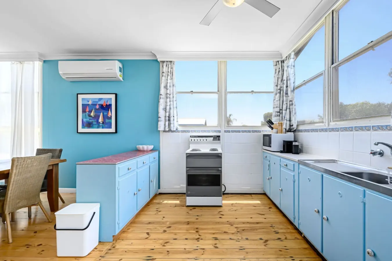 Lil Blue Surf Shack—A Playful Coastal Hideaway 10