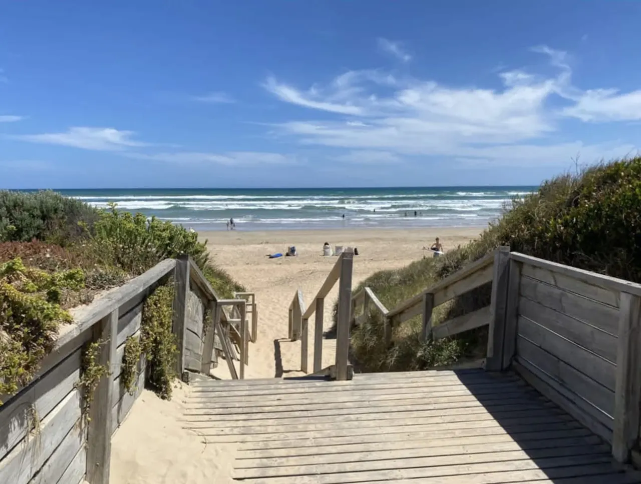 Lil Blue Surf Shack—A Playful Coastal Hideaway — photo 4