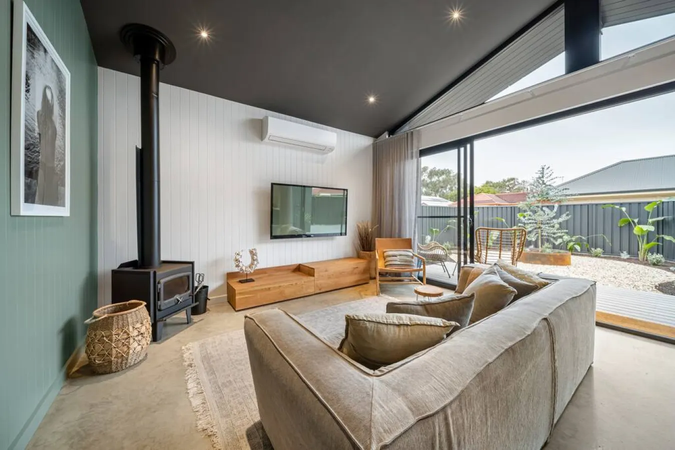 Seaside on Swan & Laneway Retreat—A Family Haven 2