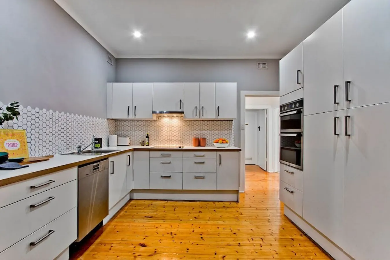 Seaside on Swan & Laneway Retreat—A Family Haven 16