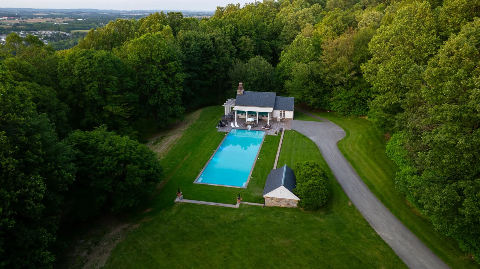 Stone Cottage at Roundtop Estate (romantic couples Retreat) 3
