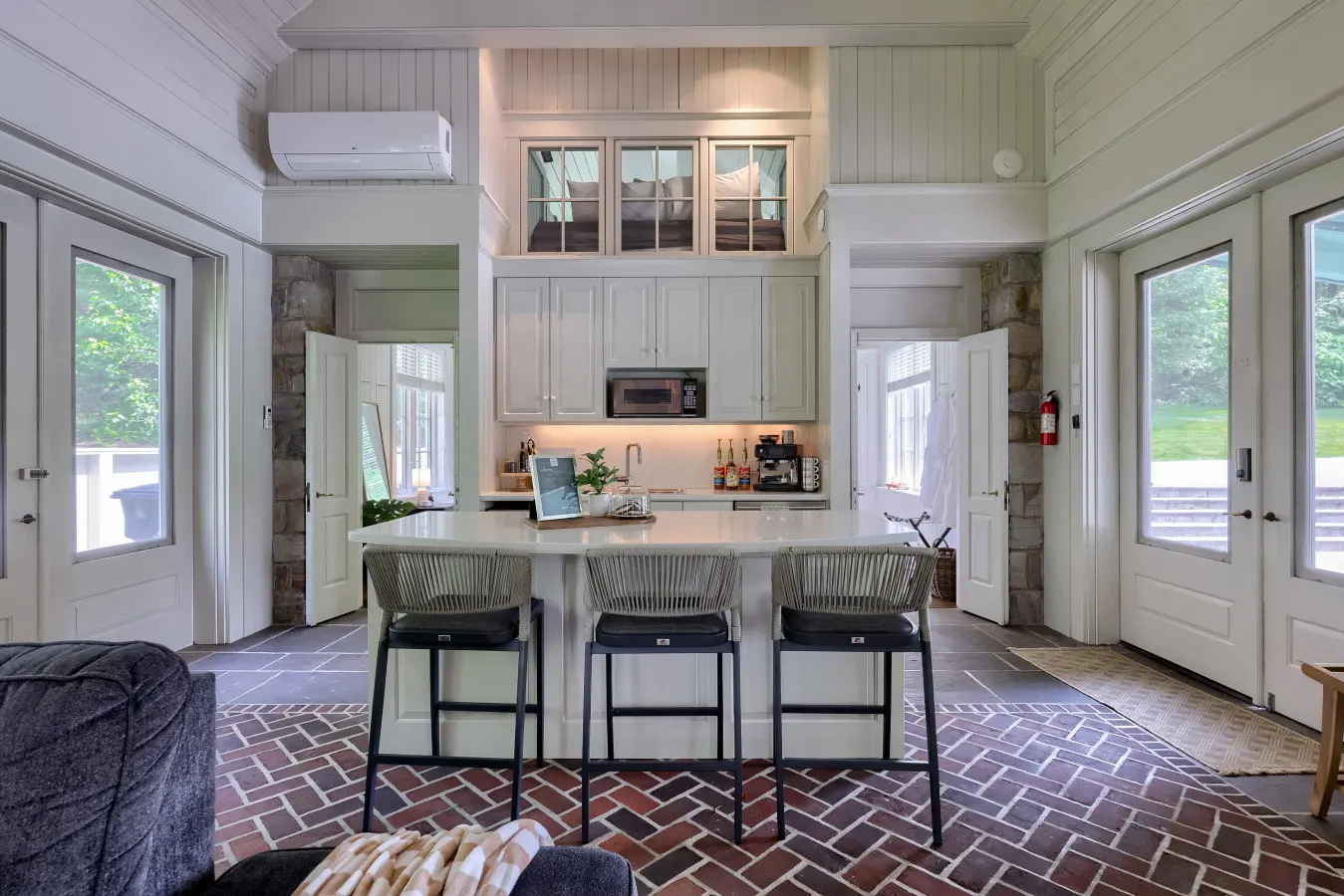 Stone Cottage at Roundtop Estate (romantic couples Retreat) 8
