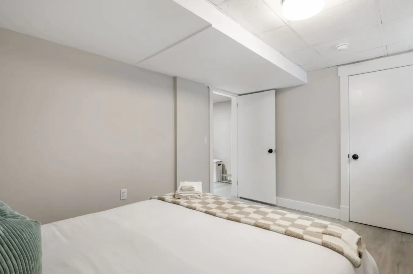 Cozy 2-Bedroom Basement Apartment Near Hospitals — photo 4