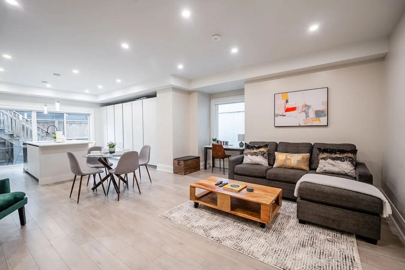 Modern Designer 1BR • King Bed • West End