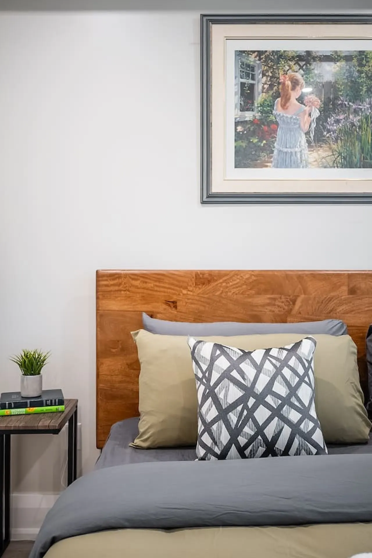 Modern Designer 1BR King Bed West End 11