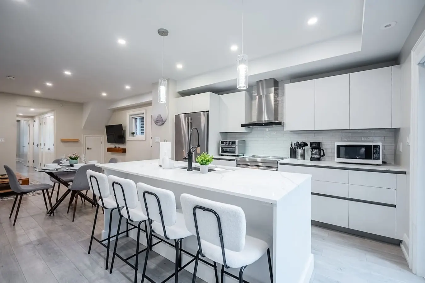 Modern Designer 1BR King Bed West End 7