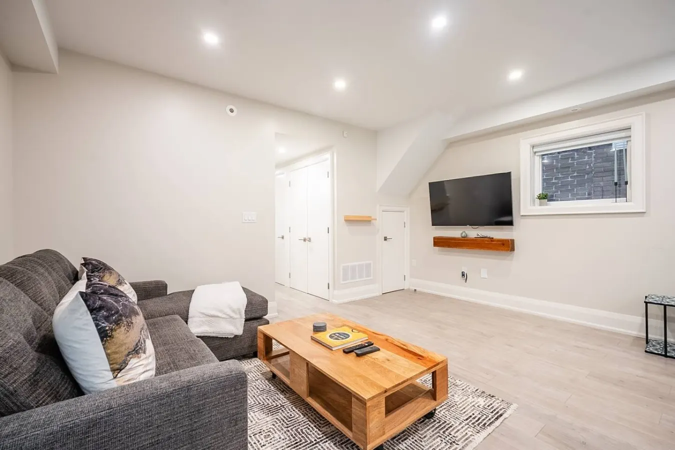 Modern Designer 1BR King Bed West End 8