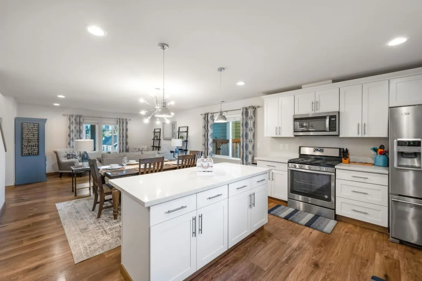 Lovely Family Gem ~ 10mins to Downtown 14