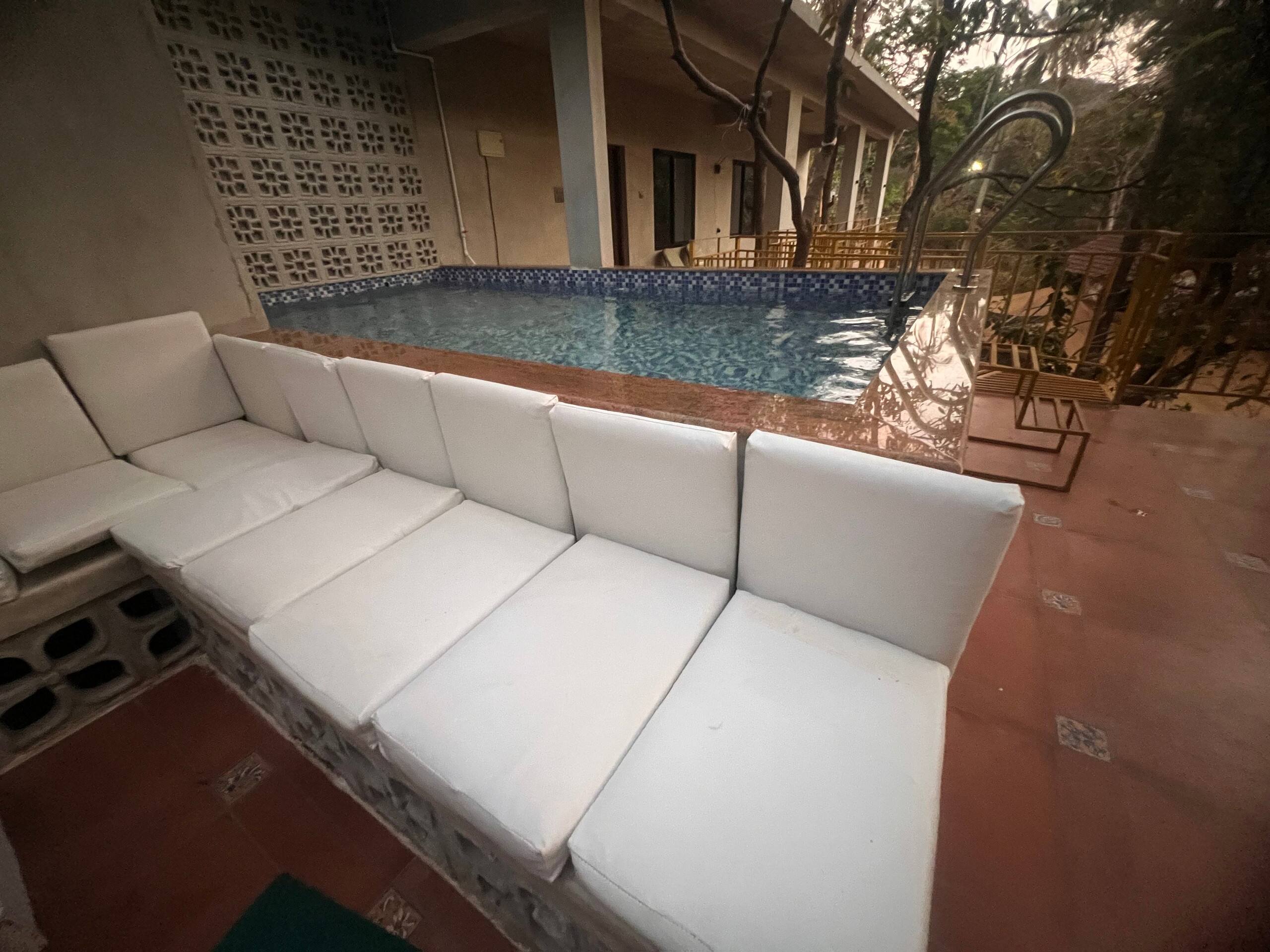 Private A/C room in spacious villa @colombhouse 24