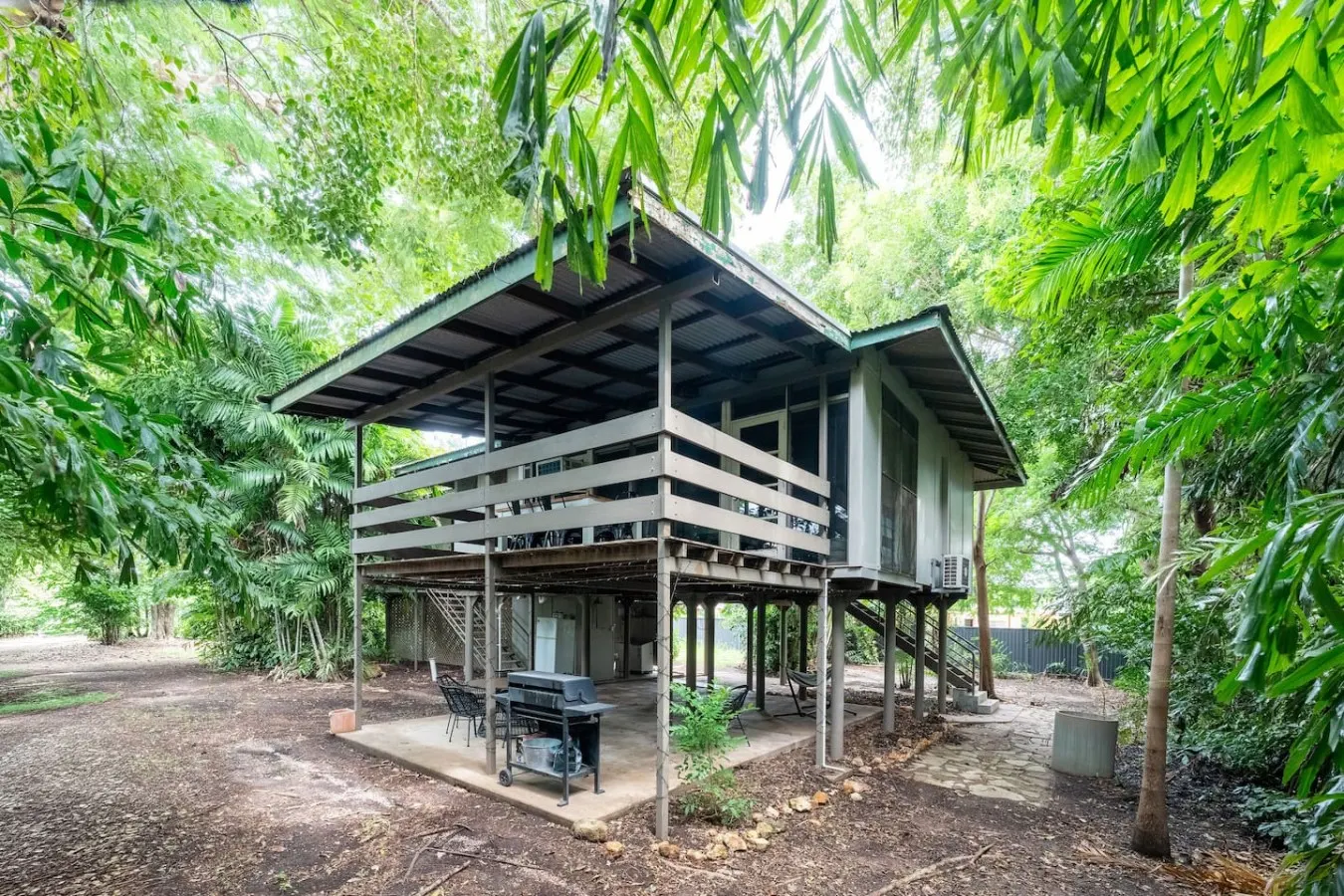Zen City Tropics: Fenced Yard - Balcony - Desk — photo 2