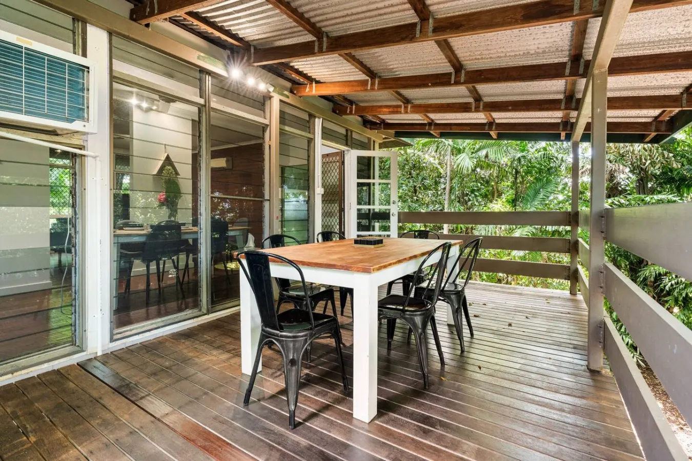 Zen City Tropics: Fenced Yard - Balcony - Desk 8