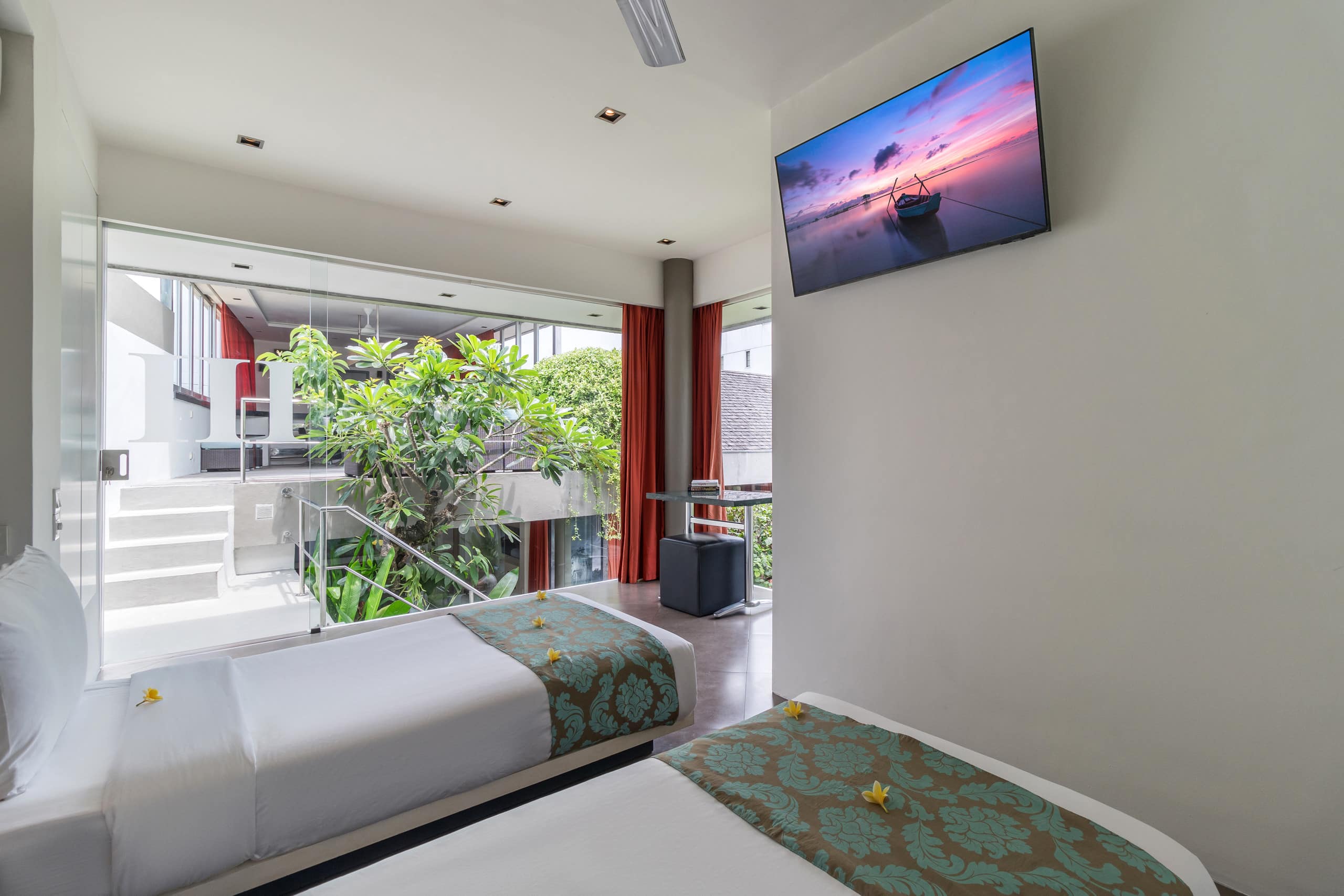 Stunning 4 Bed, Butler Service, Security, Central 22