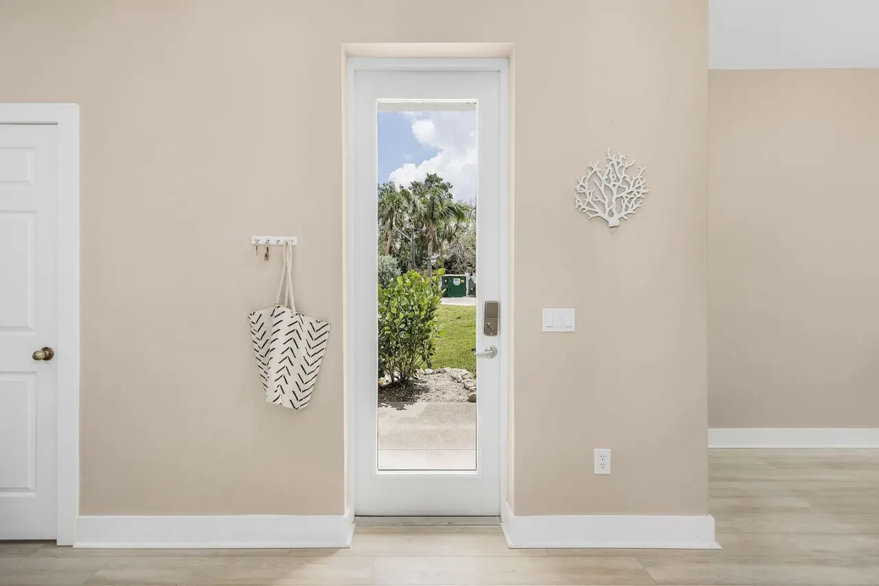 Gorgeous Townhome Close to the beaches 10