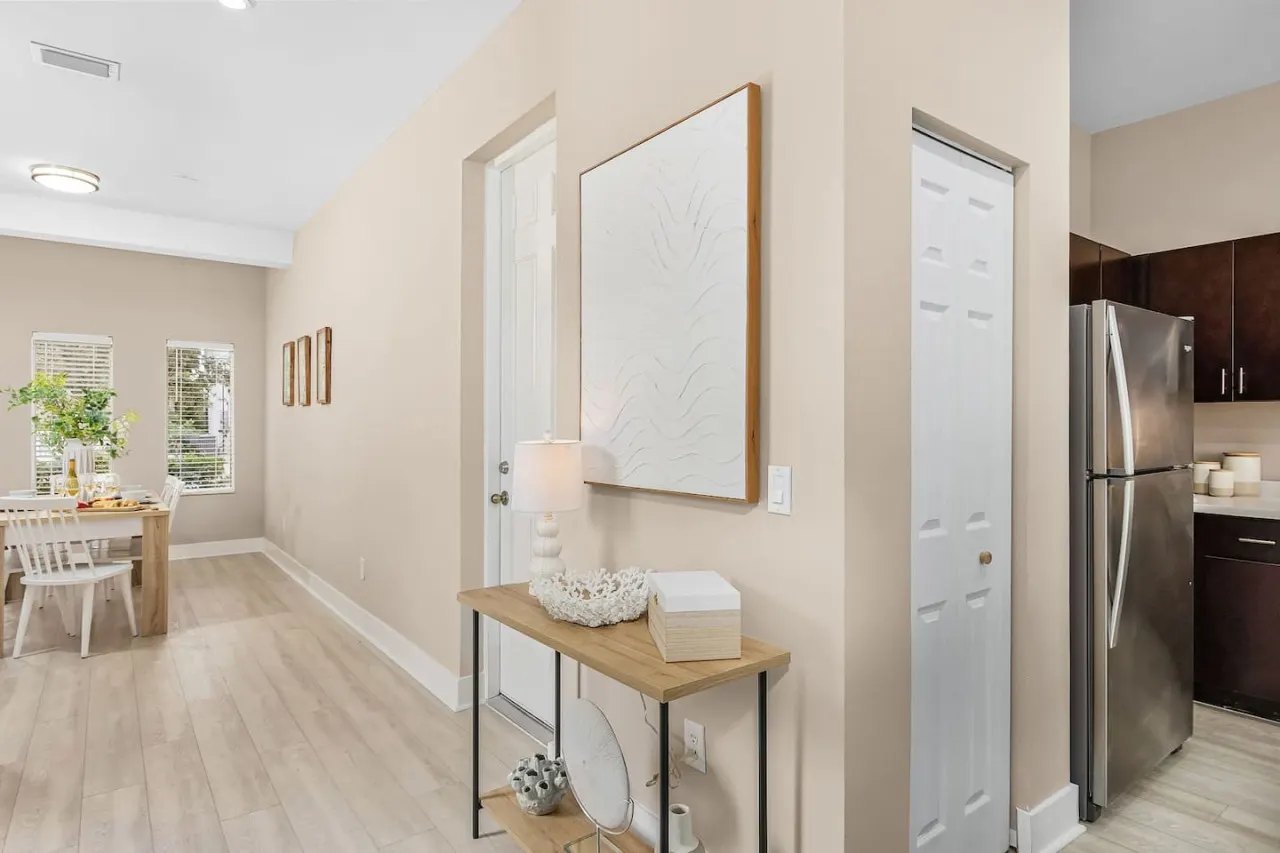 Gorgeous Townhome Close to the beaches 11