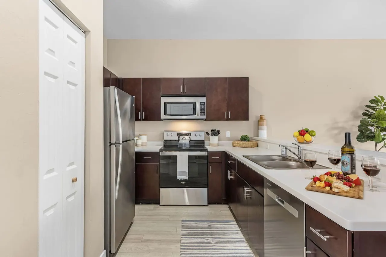 Gorgeous Townhome Close to the beaches 12