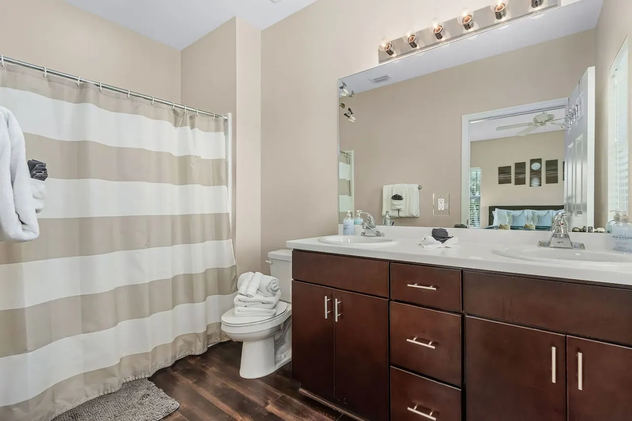 Gorgeous Townhome Close to the beaches 16