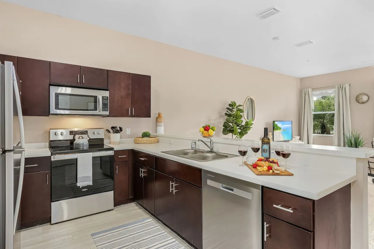 Gorgeous Townhome Close to the beaches 3
