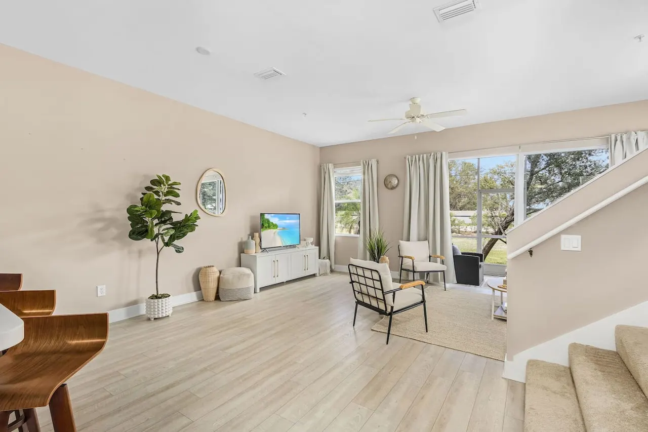 Gorgeous Townhome Close to the beaches 4