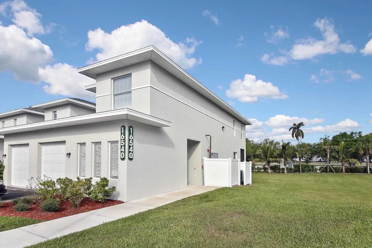 Gorgeous Townhome Close to the beaches 6
