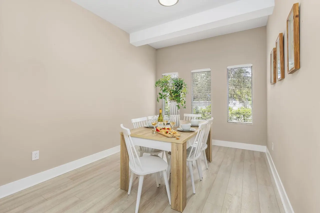 Gorgeous Townhome Close to the beaches 7
