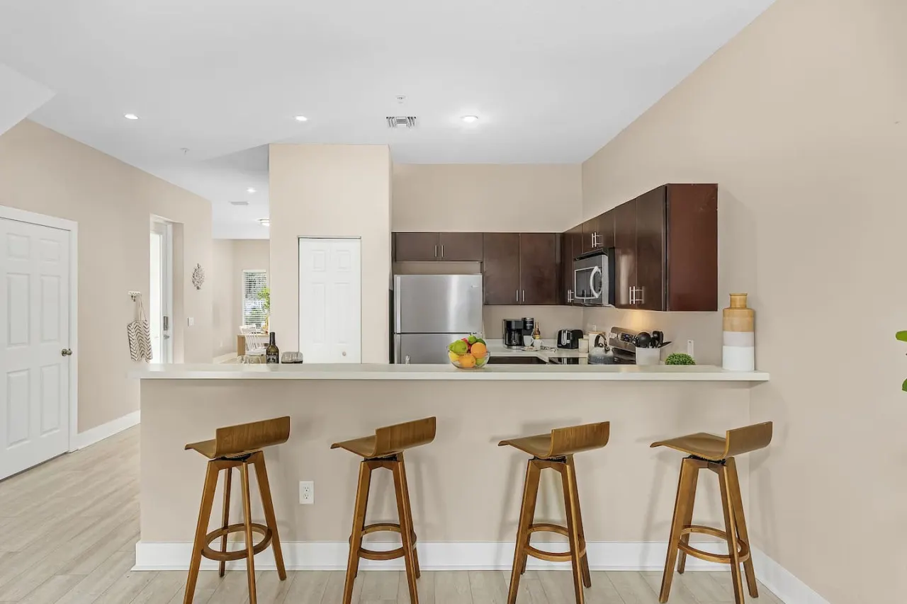 Gorgeous Townhome Close to the beaches 8