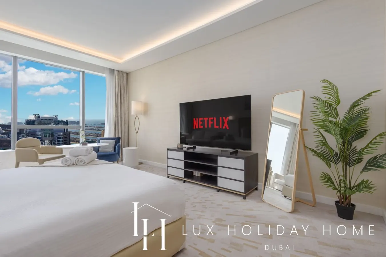 LUX Iconic Views at The Palm Tower Studio 6 10