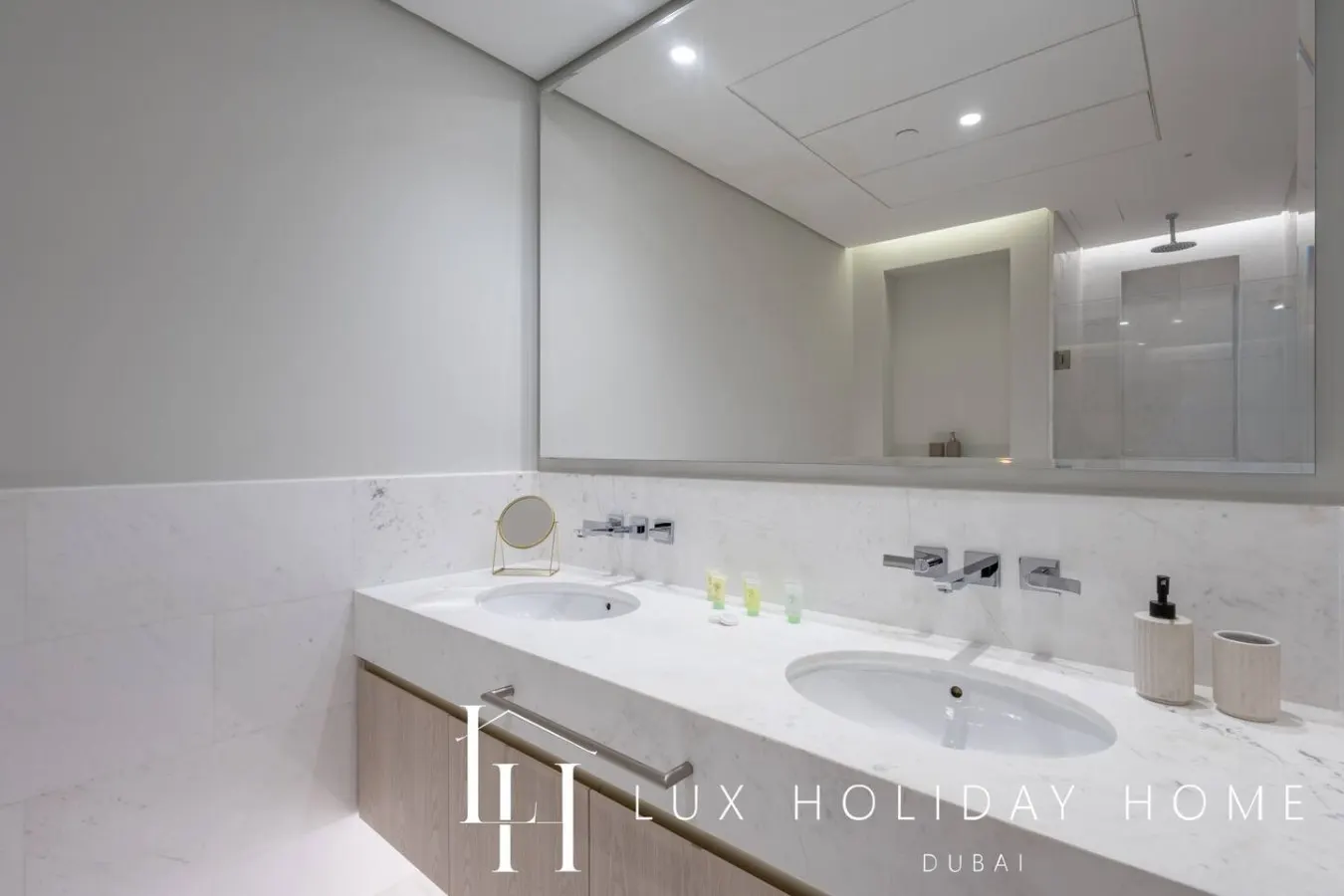 LUX Iconic Views at The Palm Tower Studio 6 11