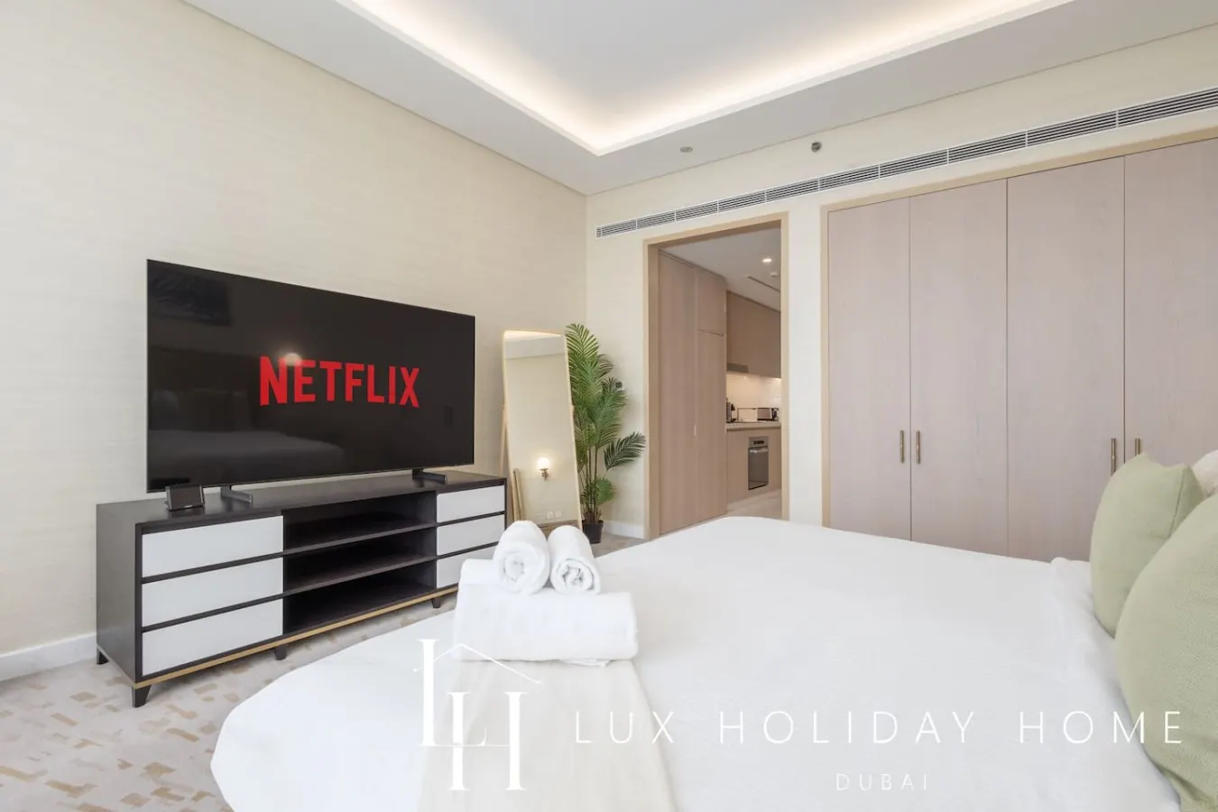 LUX Iconic Views at The Palm Tower Studio 6 14