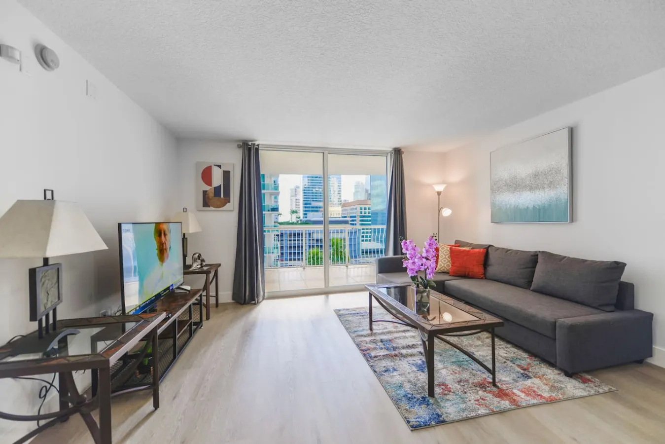 Great Apt in Brickell Condo + Balcony/Free Parking 2