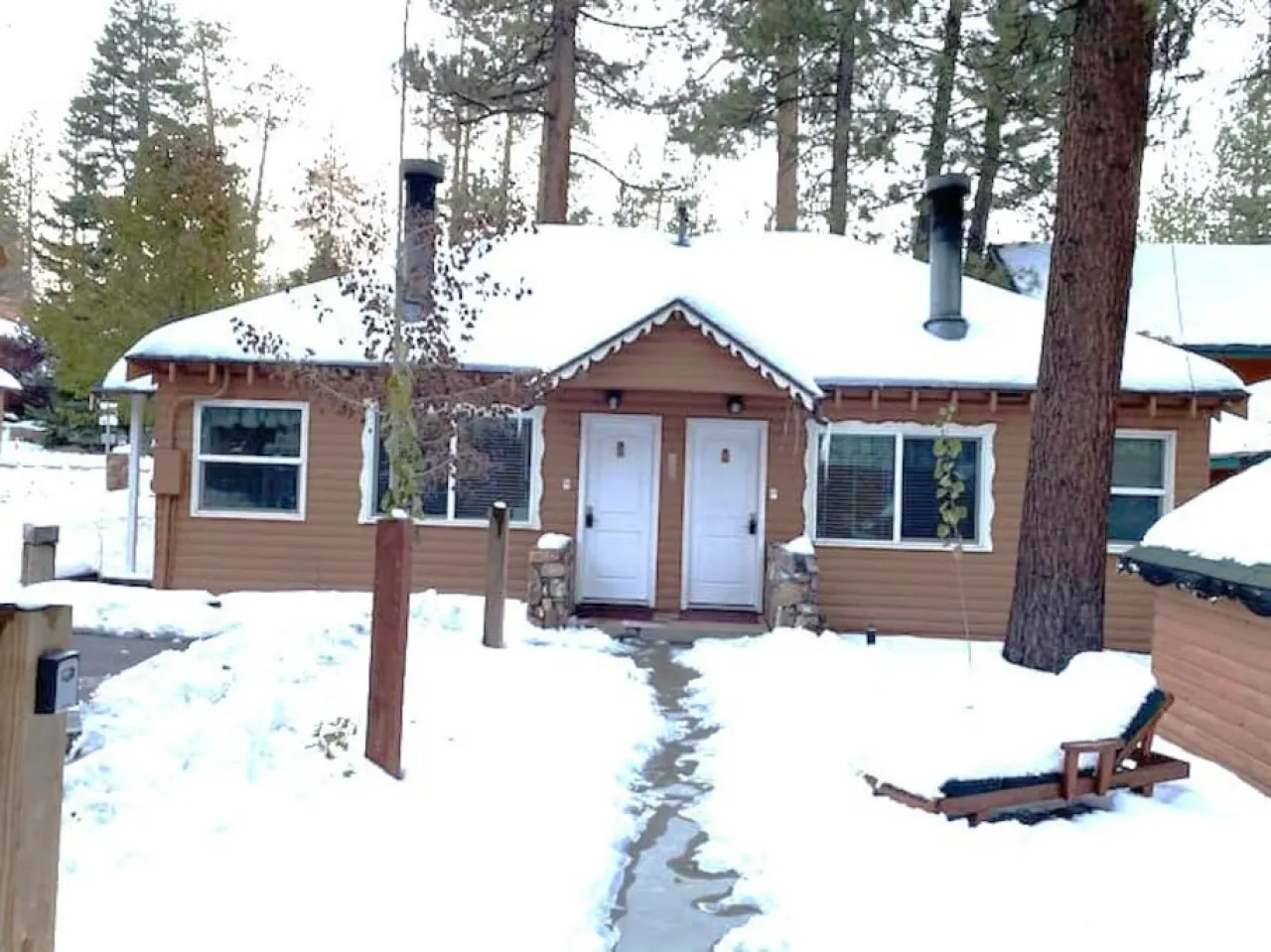 Rustic Woodsy Cabin 3 & Kitchen