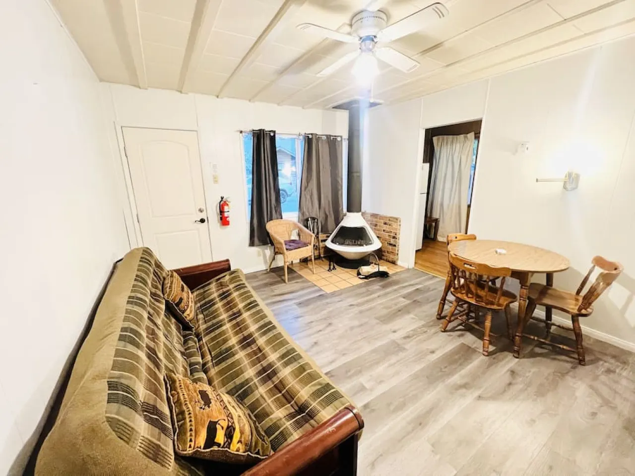 Rustic Woodsy Cabin 3 & Kitchen 13