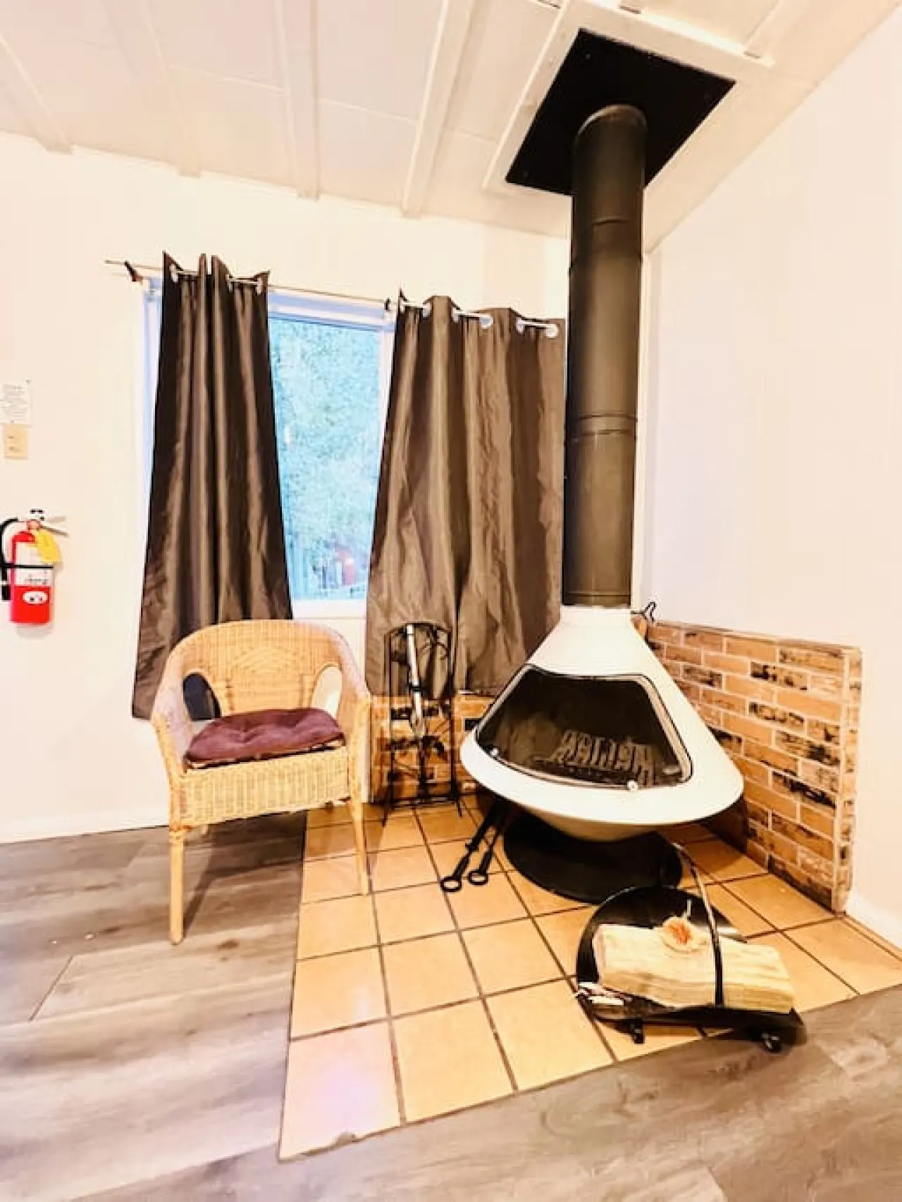 Rustic Woodsy Cabin 3 & Kitchen 14