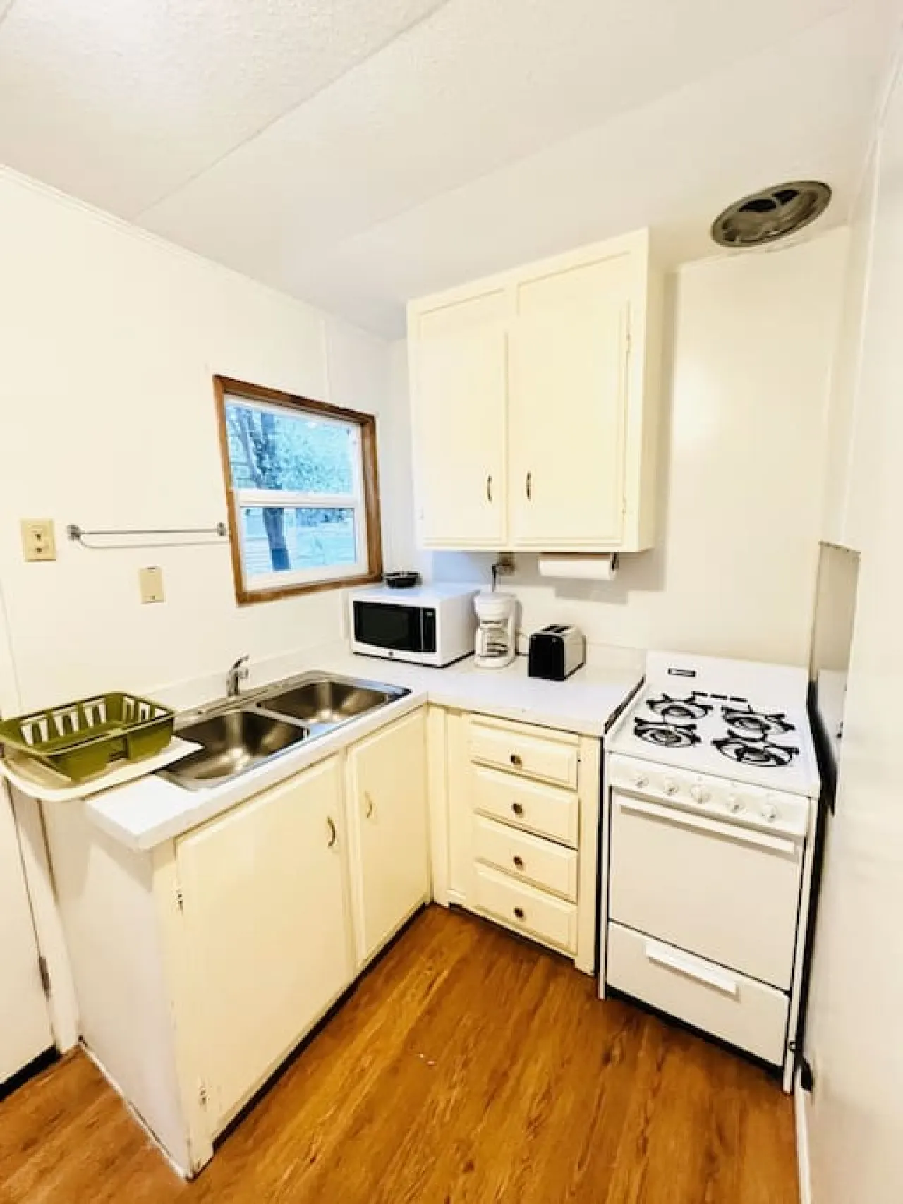 Rustic Woodsy Cabin 3 & Kitchen 16