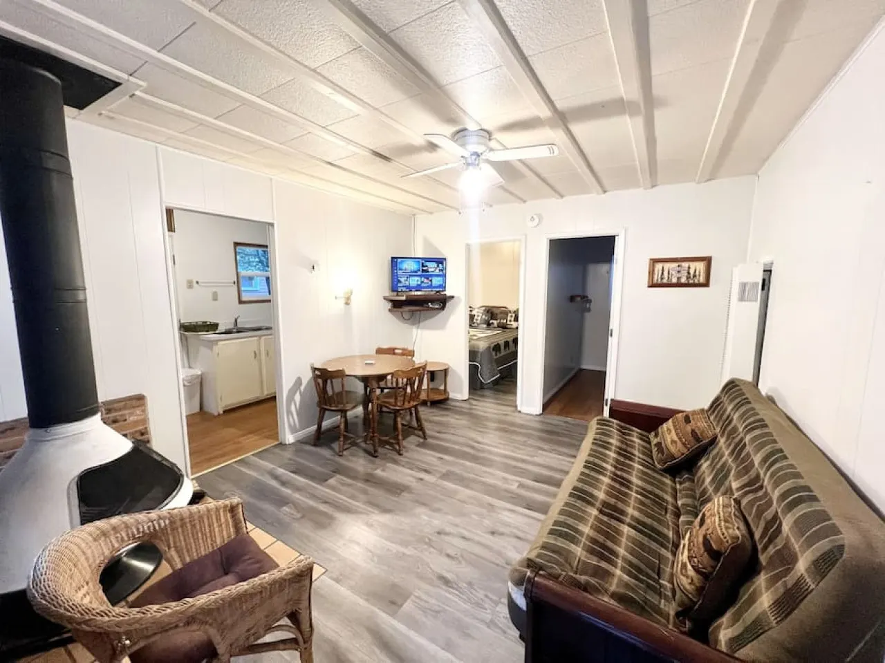 Rustic Woodsy Cabin 3 & Kitchen — photo 4