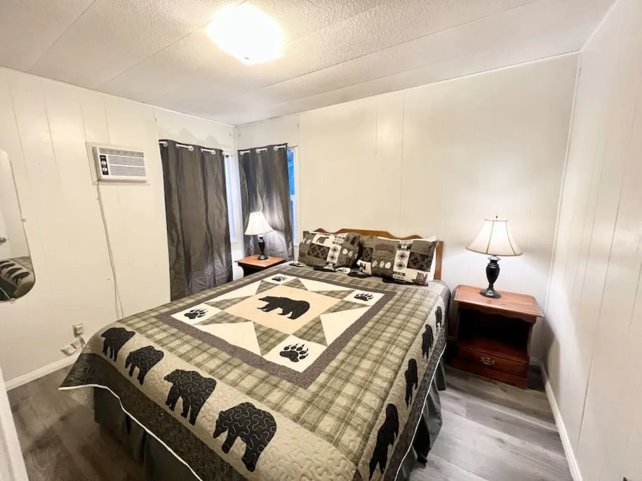 Rustic Woodsy Cabin 3 & Kitchen 6