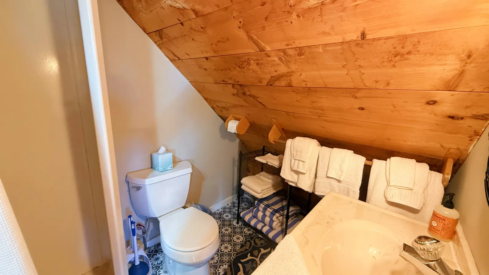 The Pritham House Pet-Friendly, Public Beach & Dining 13
