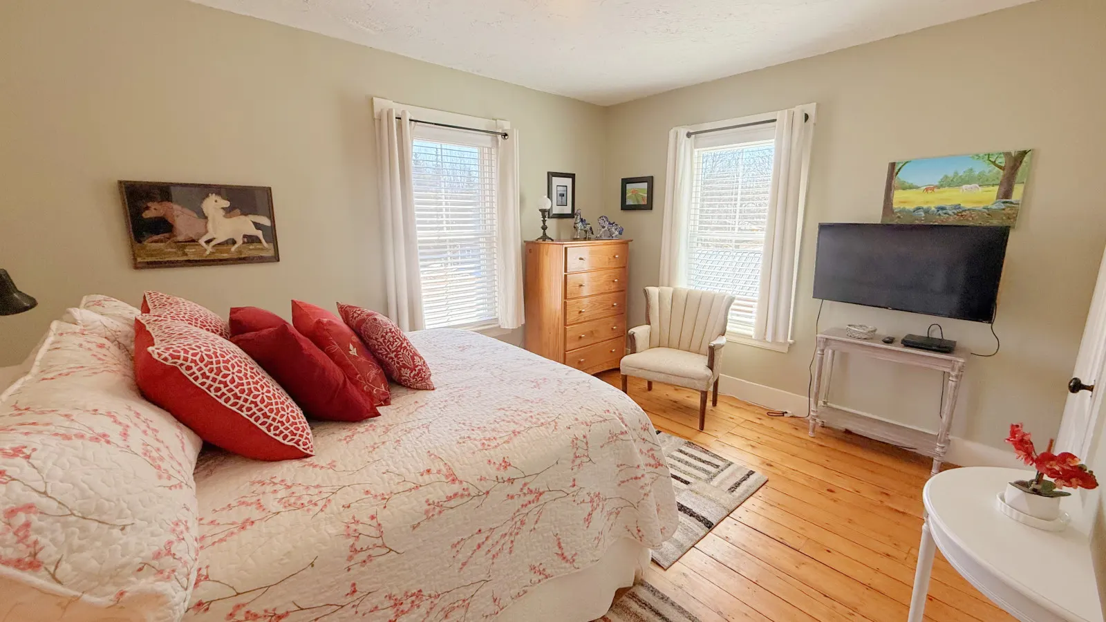 The Pritham House Pet-Friendly, Public Beach & Dining 6