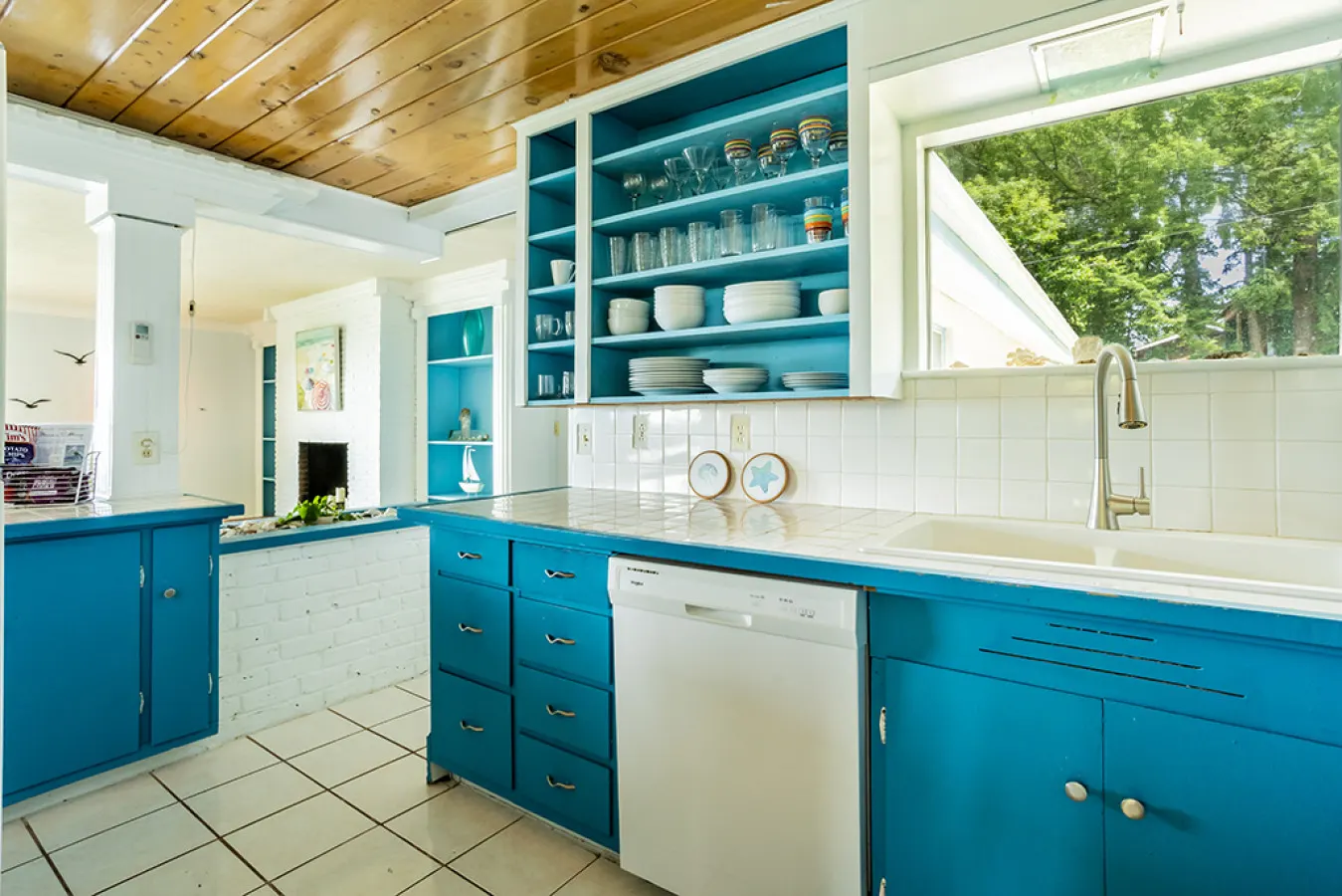 Peaceful Beachfront Getaway with Sweeping Water Views — photo 3