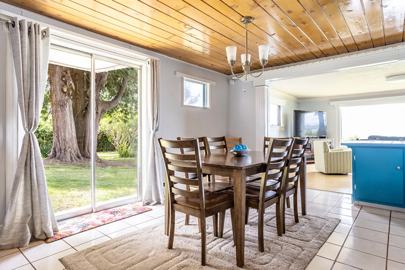 Peaceful Beachfront Getaway with Sweeping Water Views — photo 4