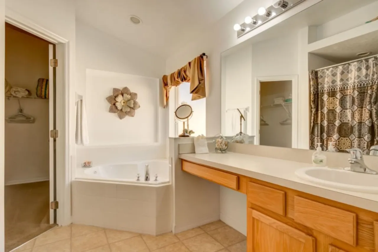 Spacious 4-Bedroom Villa with Private Pool in Southern Dunes Golf & Country Club 10