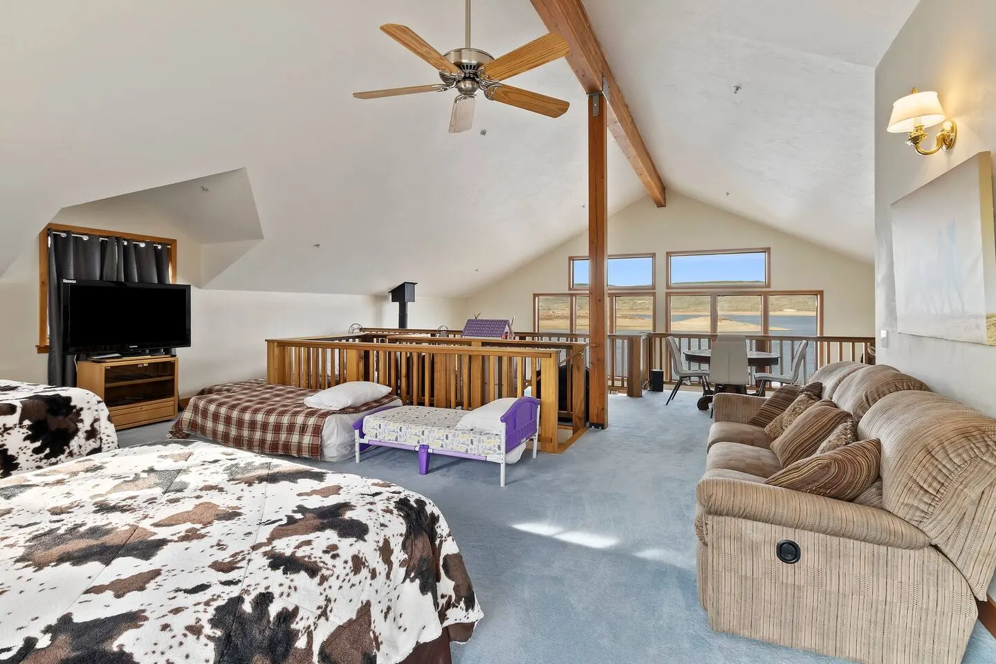 Waterfront Retreat Pool Table Stunning Views 13