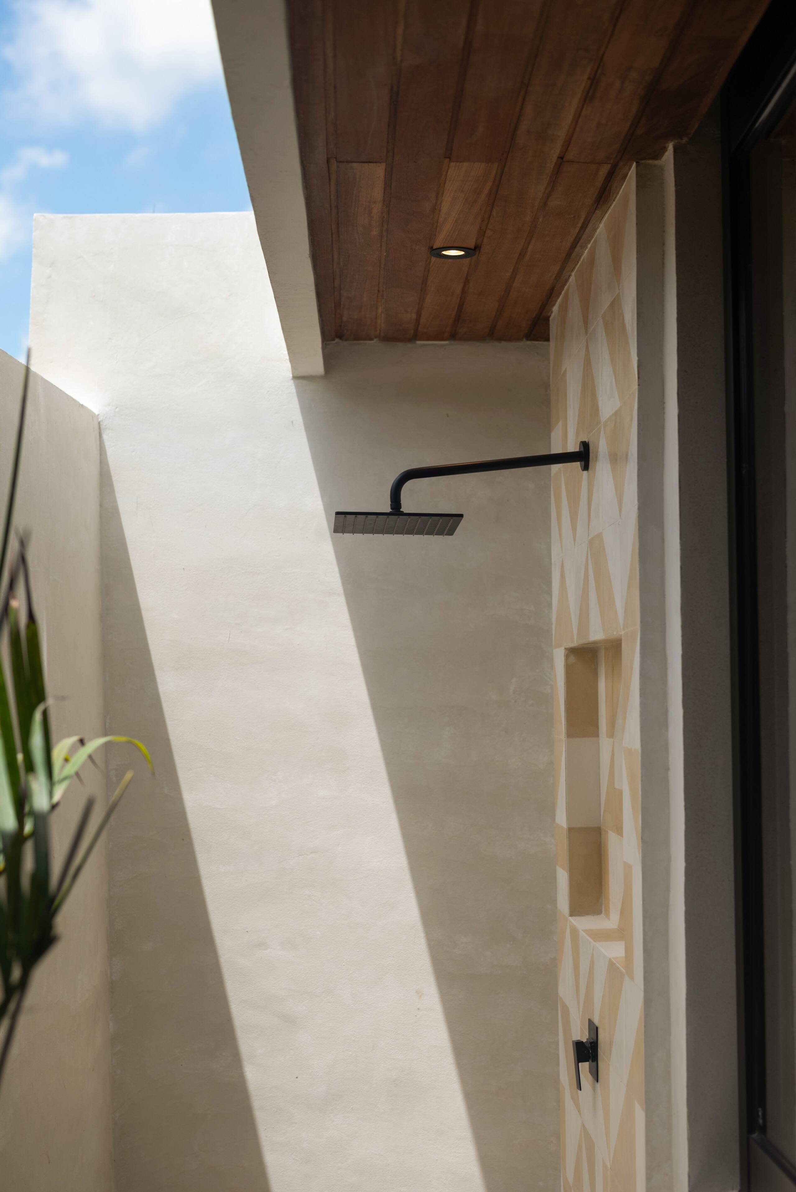 Ventara – Romantic Tropical Escape Near the Beach 32
