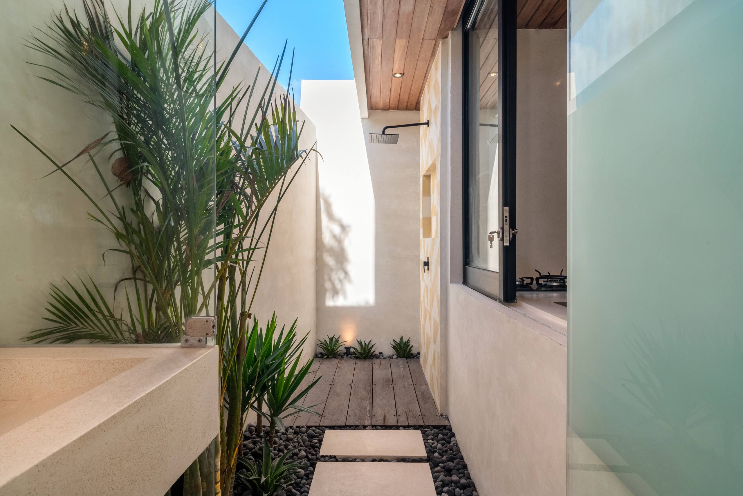 Ventara – Romantic Tropical Escape Near the Beach 34