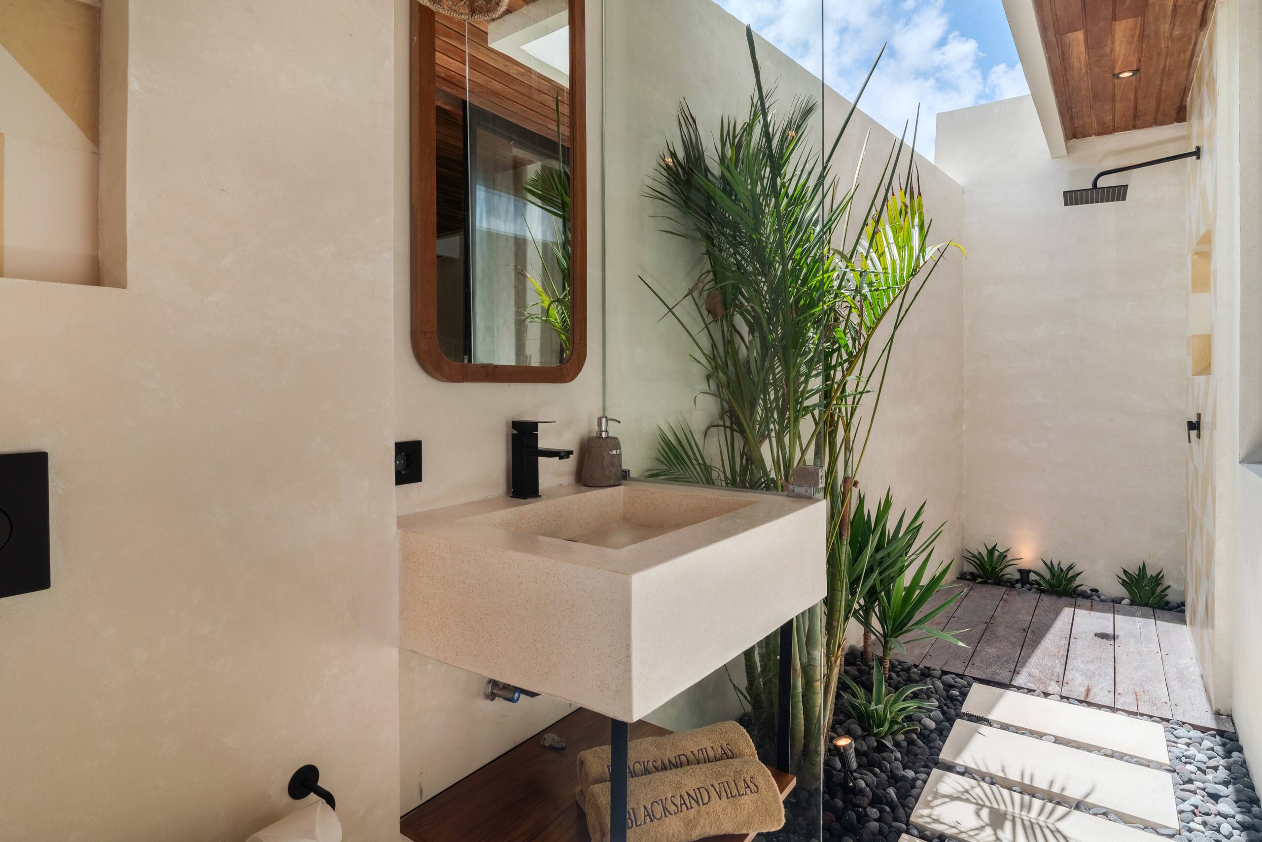 Ventara – Romantic Tropical Escape Near the Beach 31