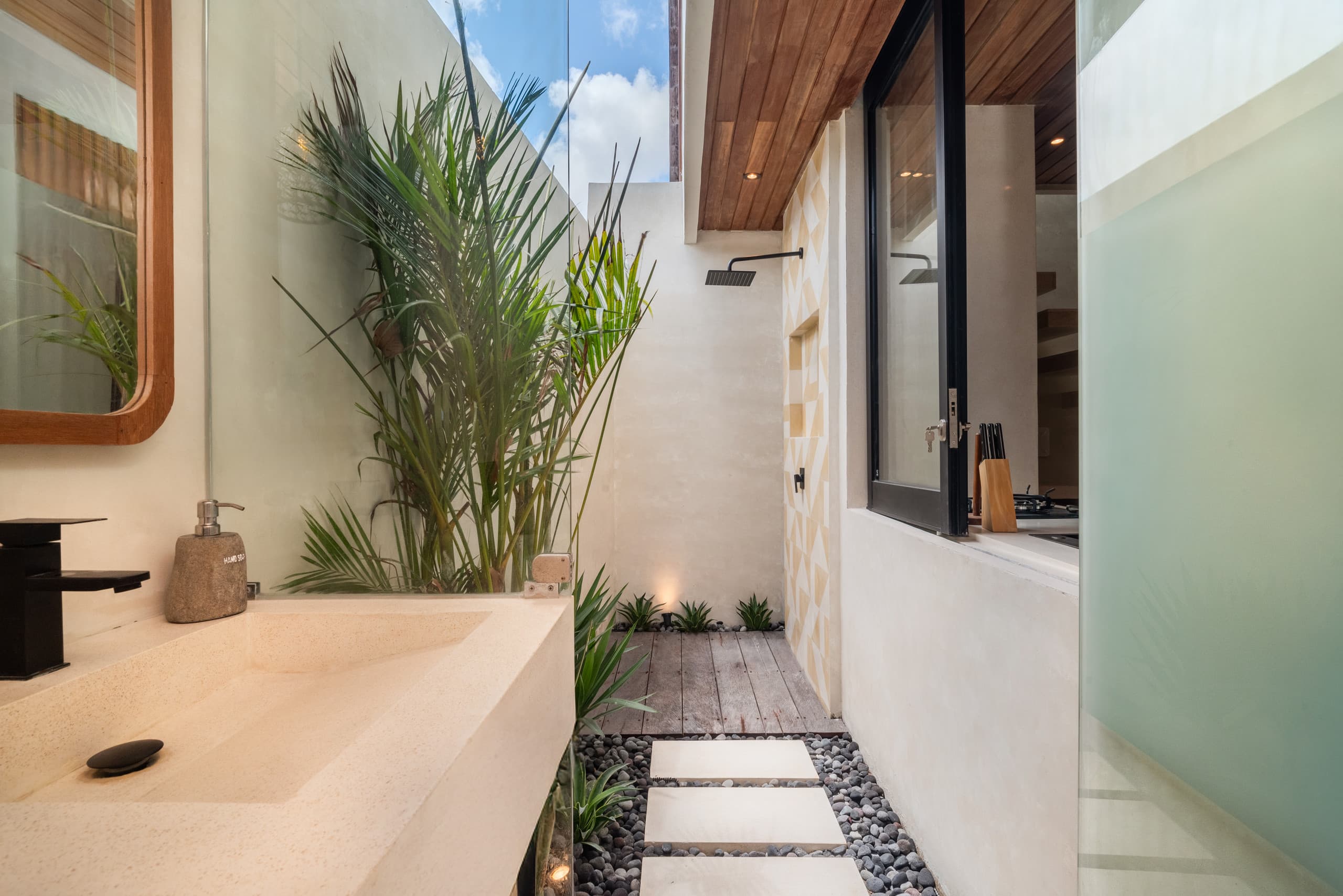Ventara – Romantic Tropical Escape Near the Beach 28