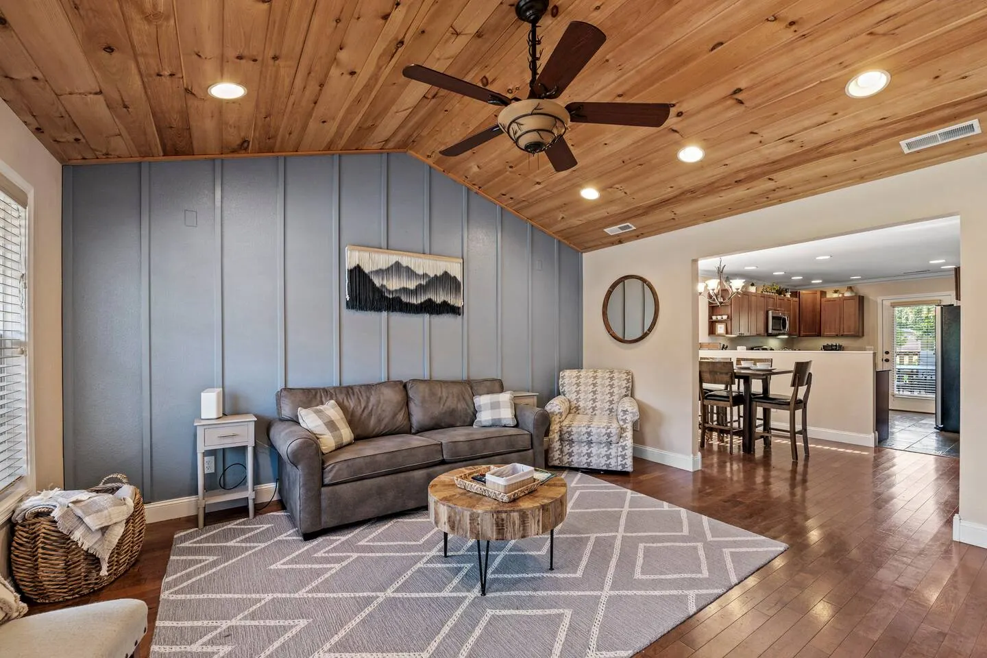 Pigeon Forge Hot Tub Cabin 3BR/3BA, Every Bedroom Has Its Own Bath Game Room 2